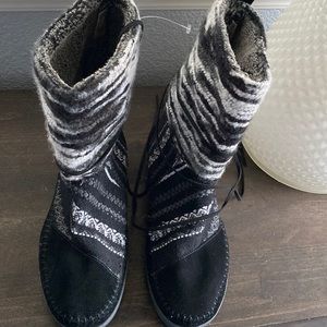 NWOT!!! ⭐️⭐️ Cute WARM Moc boot! 👟